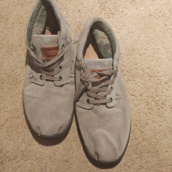 TOMS MEN\'S SIZE 11 SUEDE SHOES GREY main image 2
